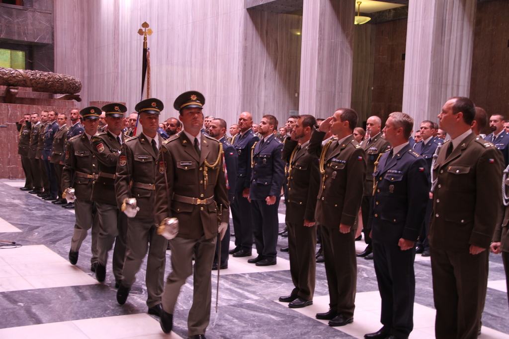 Vojáci převzali ocenění za službu v zahraničních misích ve Slavnostní síni Národního památníku v Praze na Vítkově