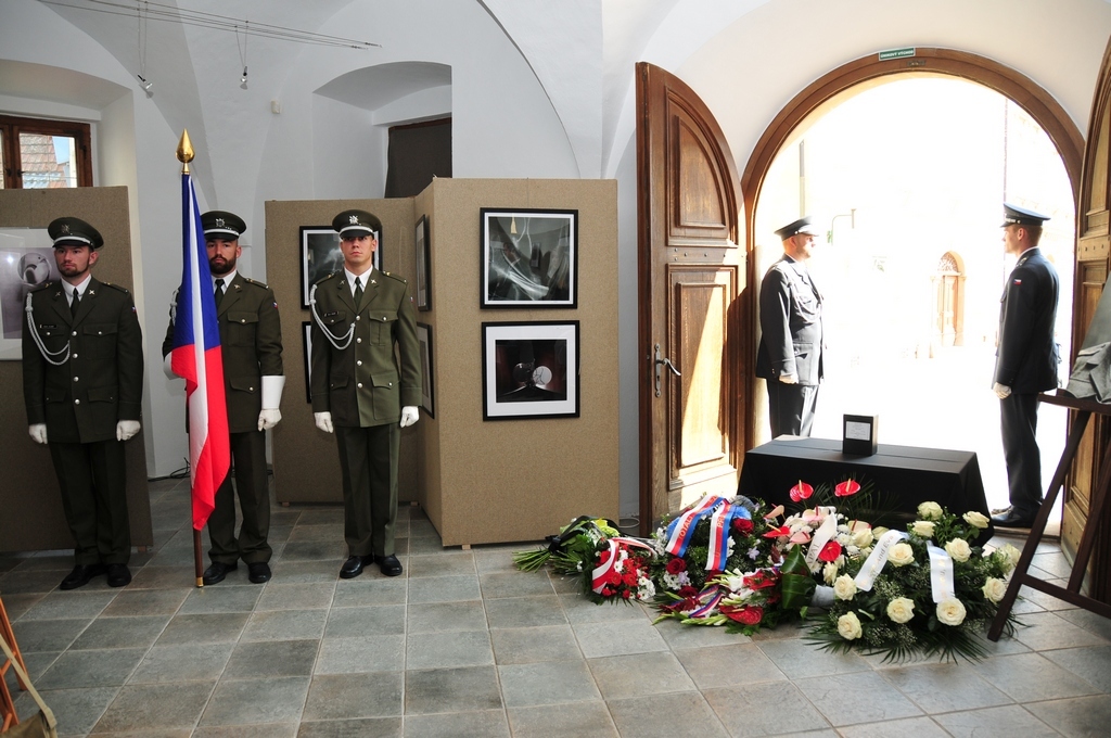 Čestná stráž u urny s ostatky generála Knorra
