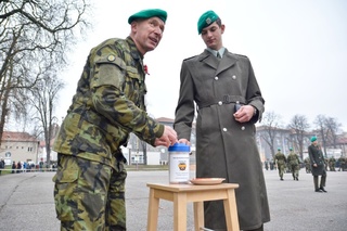Univerzitní kaplan při vybírání příspěvku do sbírky Vojenského fondu solidarity