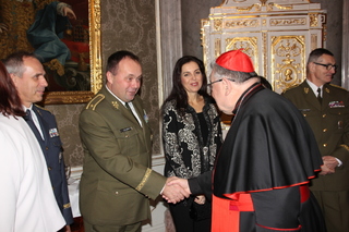  Dominik kardinál Duka vítá příslušníky Armády České republiky v Arcibiskupském paláci.