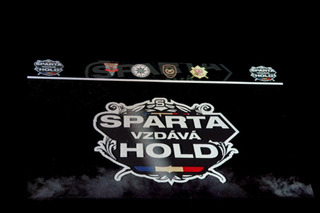 Logo zápasu Sparta vzdává hold na televizní kostce