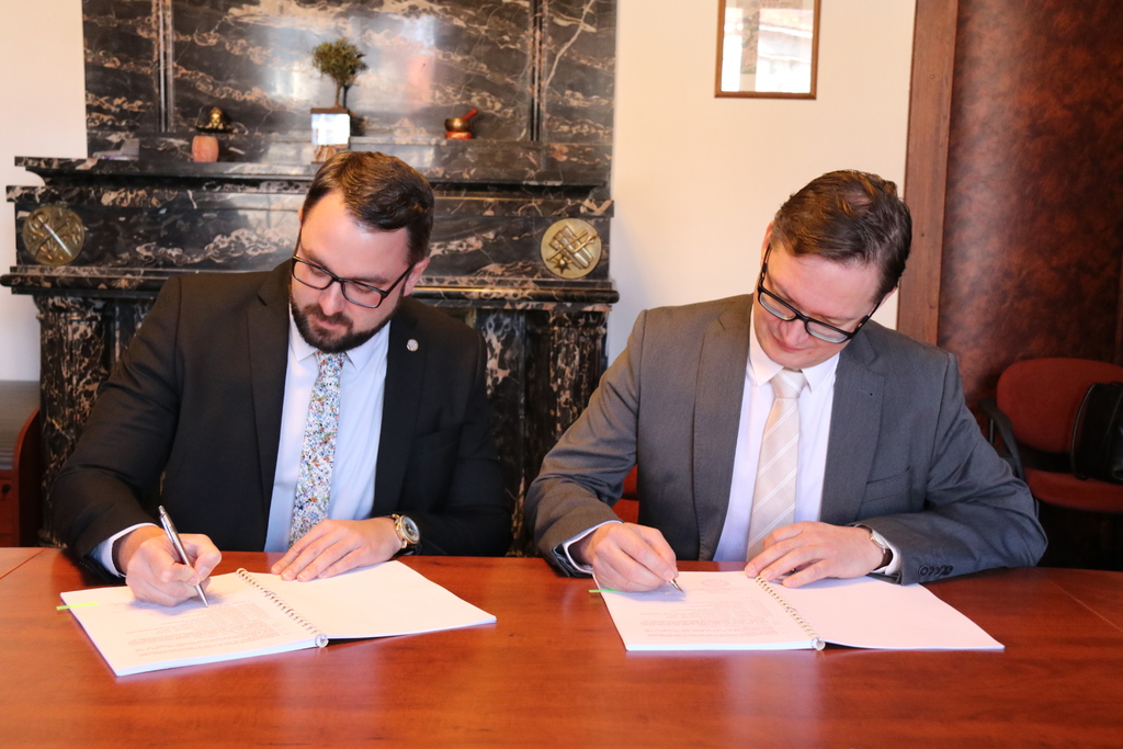 Zástupci MO ČR a firmy SAAB Czech s.r.o. podepsali smlouvu na taktické soubojové simulátory