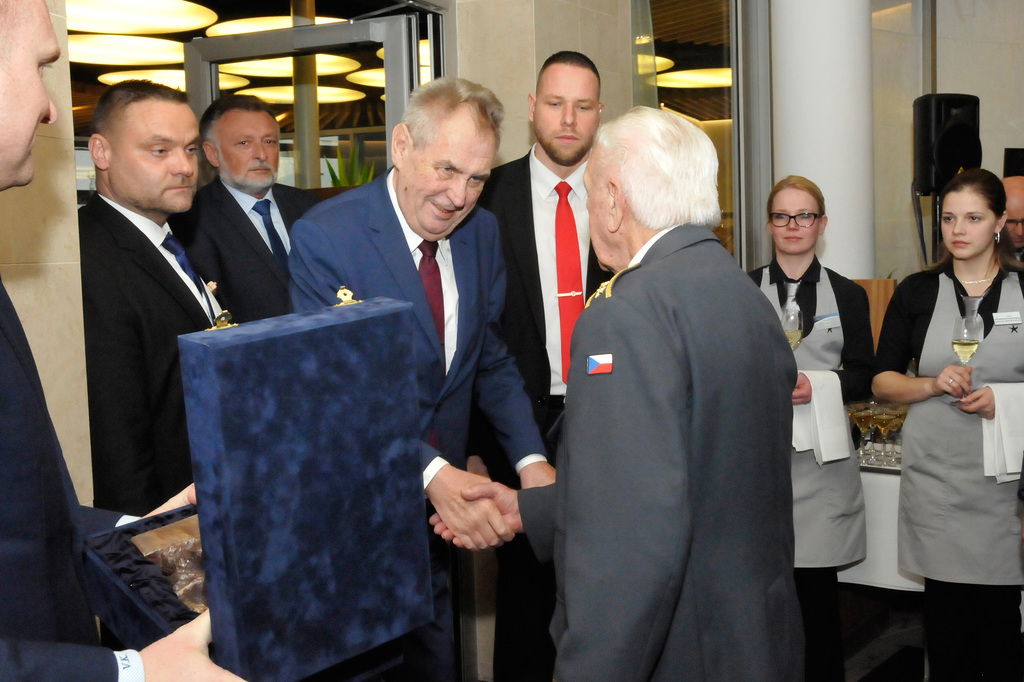 Vrchní velitel Ozbrojených sil ČR a prezident republiky Miloš Zeman blahopřál generálu Emilu Bočkovi k jeho životnímu jubileu
