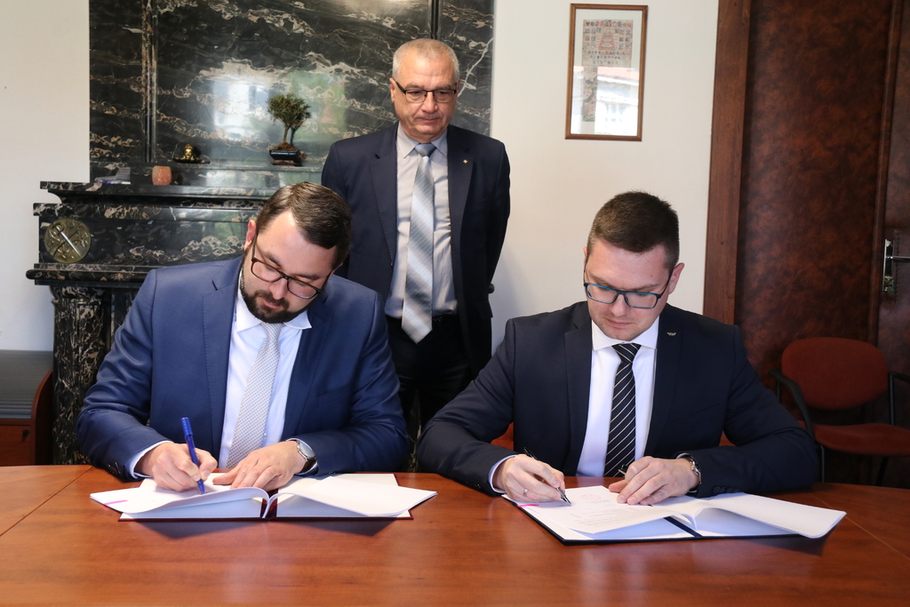 Smlouvu na nákup munice podepsali pověřený náměstek pro řízení sekce vyzbrojování a akvizic MO Filip Říha (vlevo) a ředitel státního podniku VTÚ Jiří Protiva (vpravo)