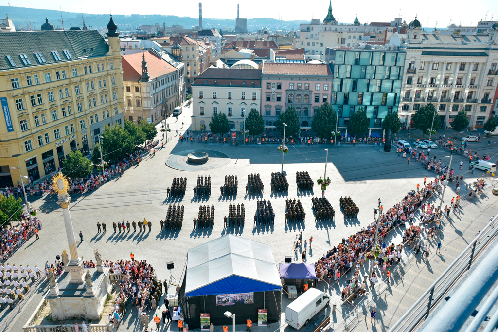 Absolventi nastoupení na náměstí Svobody ke slavnostnímu vyřazení
