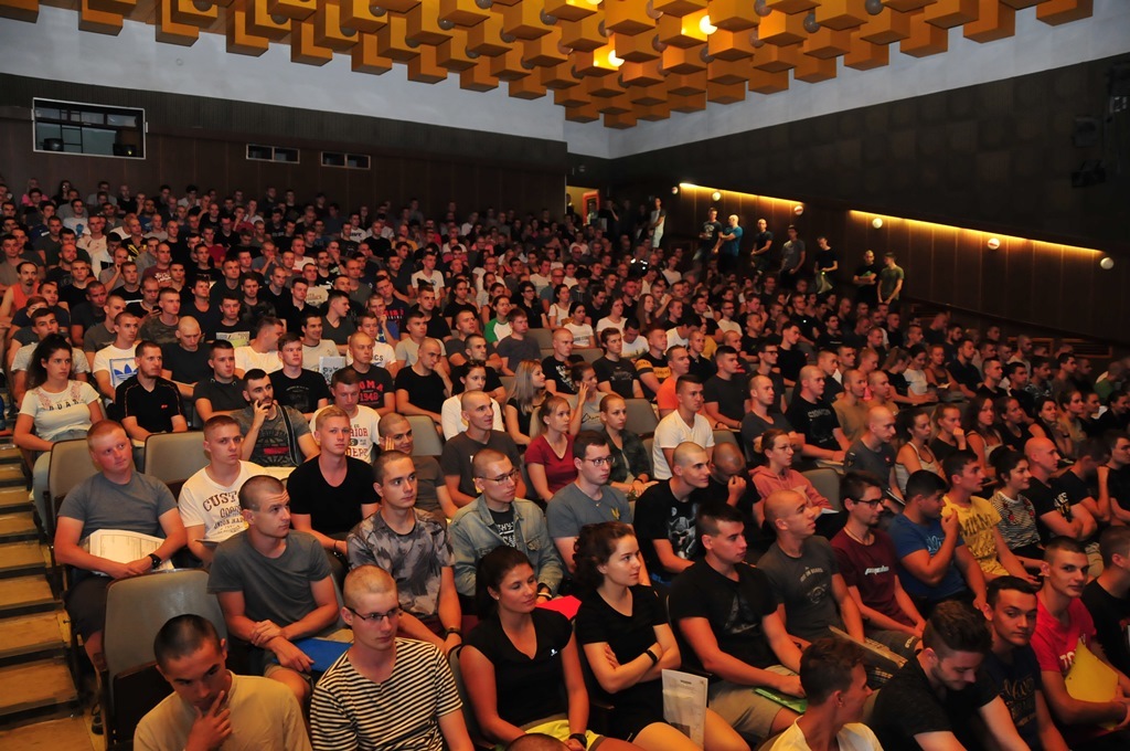 Nováčci čekají v kinosále na vyvolání