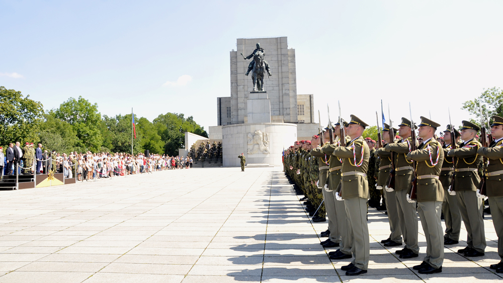 Na slavnostním nástupu převzali vojáci ocenění za splnění mise 