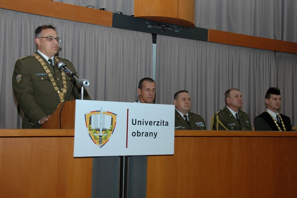 Děkan Fakulty vojenských technologií plukovník Martin Macko hovoří ke studentům 