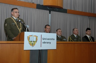 Děkan Fakulty vojenských technologií plukovník Martin Macko hovoří ke studentům 
