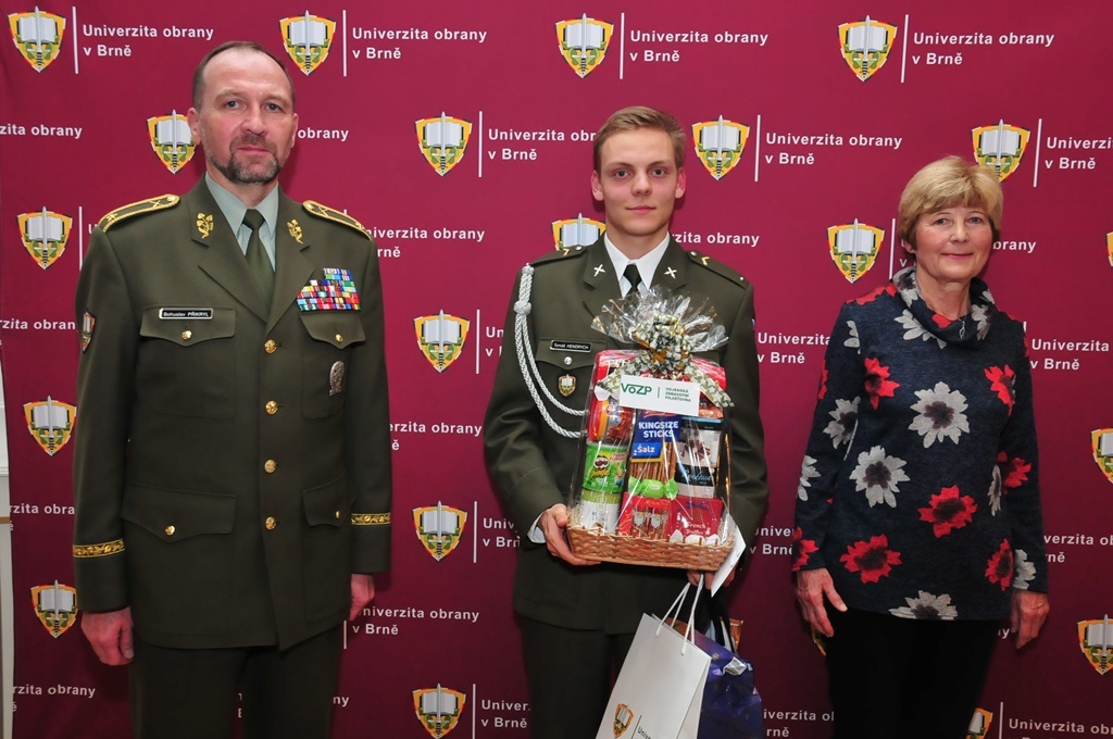 Rektor-velitel Univerzity obrany brigádní generál Bohuslav Přikryl, svobodník Tomáš Hendrych a Eva Slonková