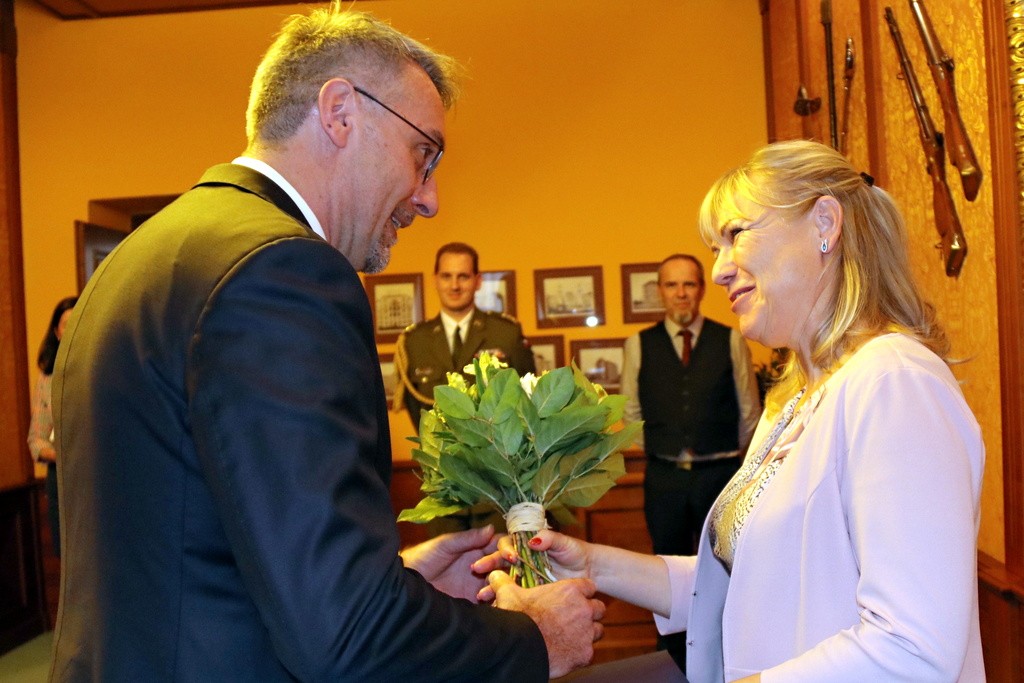 Ministr obrany Lubomír Metnar předává Šárce Mayerové jmenovací dekret profesorky Univerzity obrany Brno