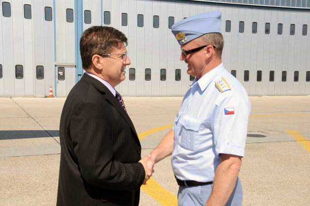 Přivítání náměstka Františka Padělka přidělencem obrany ČR generálem Jiřím Jančíkem v Bratislavě          