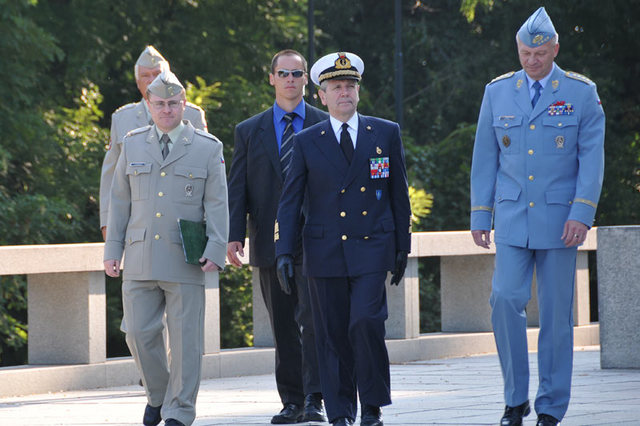Admirál Di Paola a generál Picek s doprovodem na pražském Vítkově