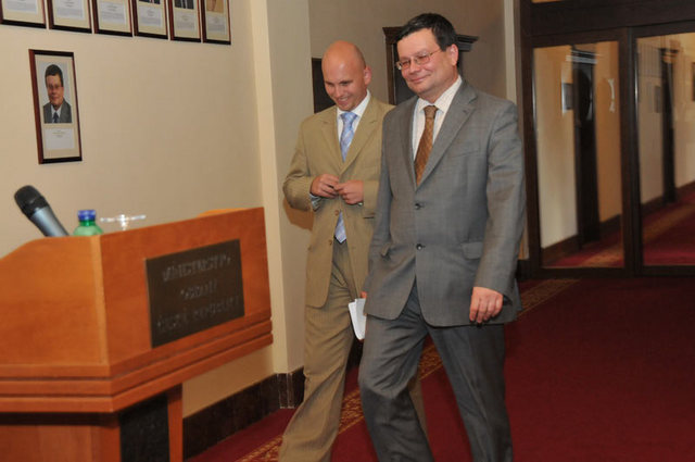 Ministr Vondra (vpravo) s pověřeným ředitelem tiskového odboru Janem Pejškem přicházejí na setkání s novináři