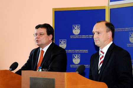Alexandr Vondra představil nové tváře ve vedení ministerstva