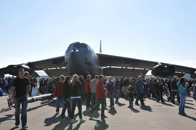 Bombardér B-52 budil značnou pozornost návštěvníků Dnů NATO v Ostravě