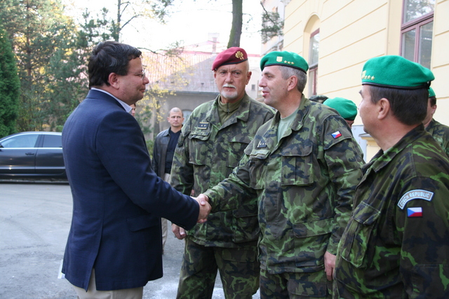 Ministr obrany Alexandr Vondra se vítá s velitelem 7. mechanizované brigády plukovníkem gšt. I. Střechou