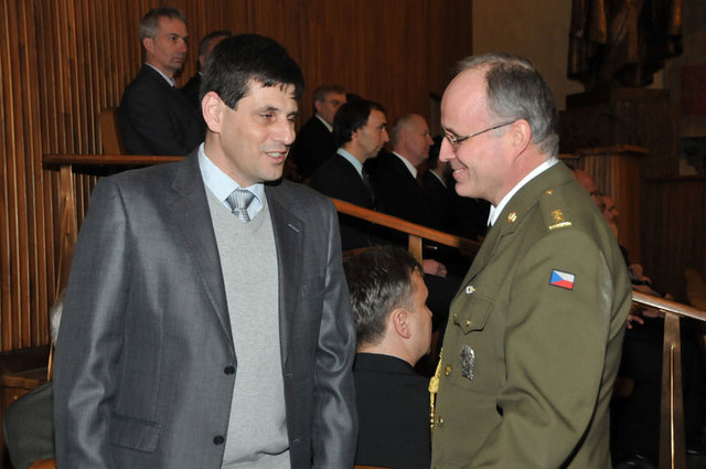 Náměstek Michael Hrbata v rozhovoru s pplk, Jiřím Cabalem v pražském Karolinu
