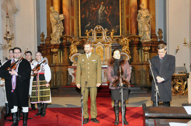 Koncert Ondráše v kostele sv. Jana Nepomuckého uvedli (zleva): hlavní kaplan AČR pplk. Jan Kozler, ředitelka odboru mimoresortní spolupráce MO Iveta Hlásecká a ředitel Volareza Praha plk. Václav Janoušek