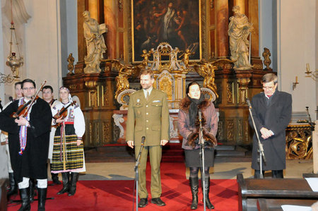 Koncert Ondráše v kostele sv. Jana Nepomuckého uvedli (zleva): hlavní kaplan AČR pplk. Jan Kozler, ředitelka odboru mimoresortní spolupráce MO Iveta Hlásecká a ředitel Volareza Praha plk. Václav Janoušek