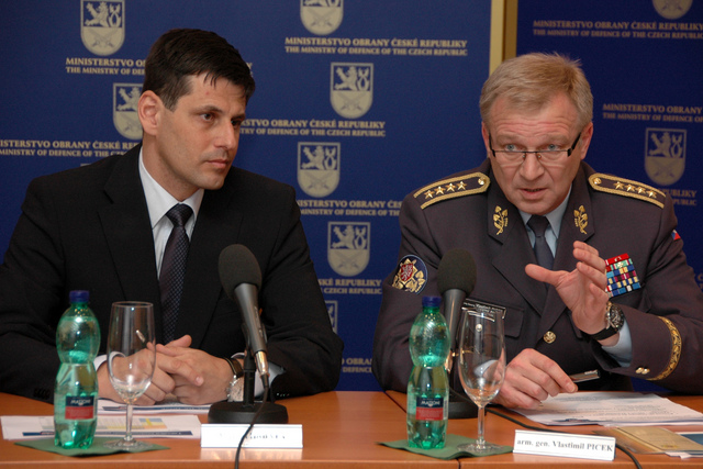 Náměstek ministra obrany pro personalistiku Michael Hrbata a náčelník Generálního štábu AČR armádní generál Vlastimil Picek