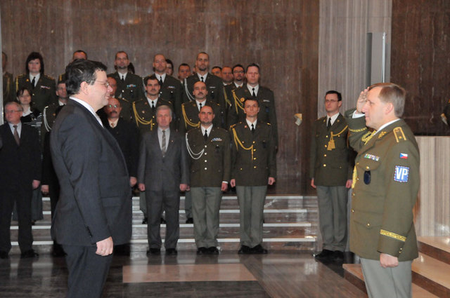 Ministru obrany Alexandru Vondrovi podává hlášení náčelník VP generál Vladimír Ložek