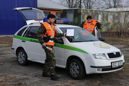 Nadporučík Sekanina a nadrotmistr Kučera se připravují ke kontrole řidičů a jejich vozidel