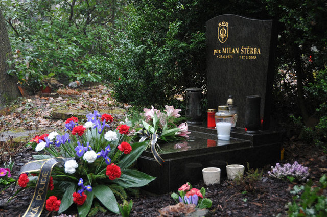 Hrob poručíka Milana Štěrby v pražském Motole