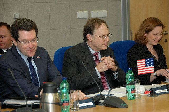 Z jednání, zleva: velvyslanec USA v ČR Norman Eisen a Alexander Vershbow