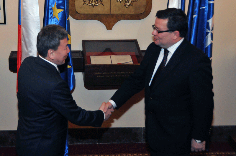 Mongolského ministra obrany přivítal jeho český protějšek Alexandr Vondra