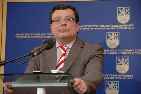 Alexandr Vondra: Nabízím svoji funkci plně k dispozici předsedovi vlády