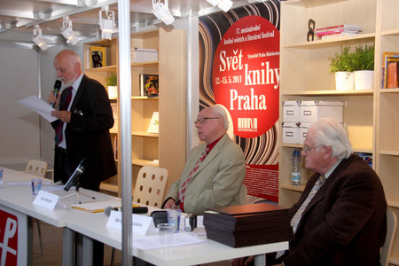 Předsednictvo Klubu autorů literatury faktu, které udělilo cenu Vladimíru Markovi za publikaci „Ve stínu Hindukúše