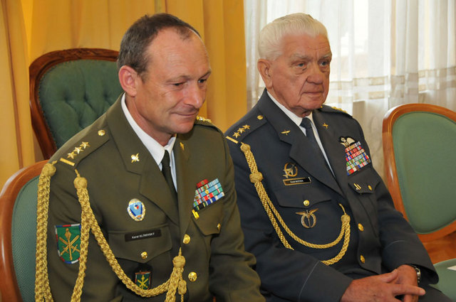 Mezi oceněnými byl také aktivní voják, účastník několika významných zahraničních misí plk. Karel Klinovský, na snímku spolu s plk. v.v. Emilem Bočkem, pilotem 310.stíhací perutě R.A.F.