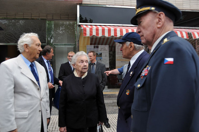 Při návštěvě z Velké Británie nikdy nechybí paní Vlasta Šišková, vdova po válečném pilotu R.A.F. generálu Aloisovi Šiškovi, který patřil k leteckým esům