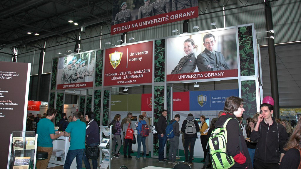 Univerzita obrany se představuje zájemcům o studium na brněnském veletrhu Gaudeamus