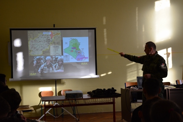 Přednáška o vojácích v zahraničních misích Vojáci na základní škole ve Frýdlantu
