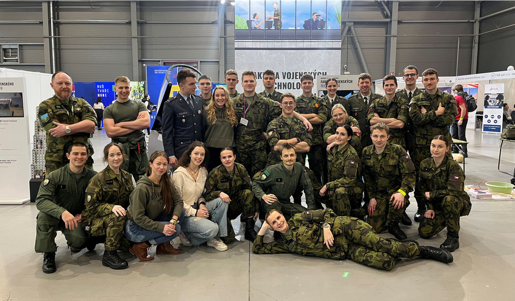 Stříbrná expozice Univerzity obrany na veletrhu Gaudeamus Praha 