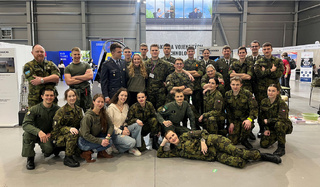 Stříbrná expozice Univerzity obrany na veletrhu Gaudeamus Praha 