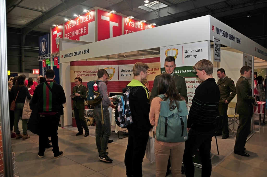 Expozice Univerzity obrany na pražském veletrhu Gaudeamus
