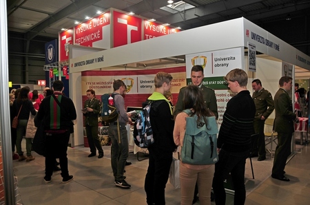 Expozice Univerzity obrany na pražském veletrhu Gaudeamus