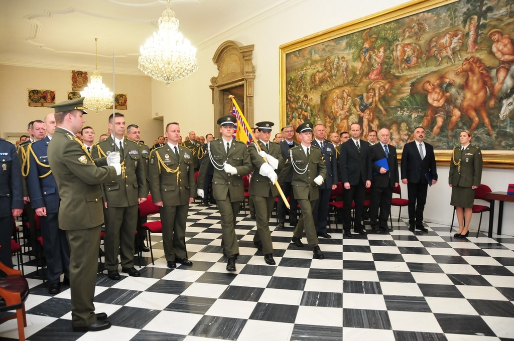Přinesení bojového praporu Univerzity obrany