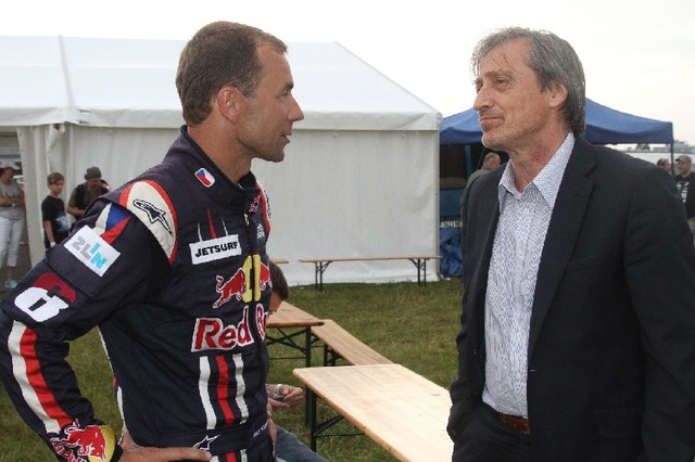 Ministr obrany Martin Stropnický hovoří s leteckým akrobatem Martinem Šonkou