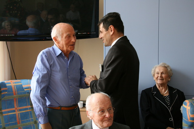  M. Hrbata se zdraví s veteránem 2.světové války V. Korolem 
