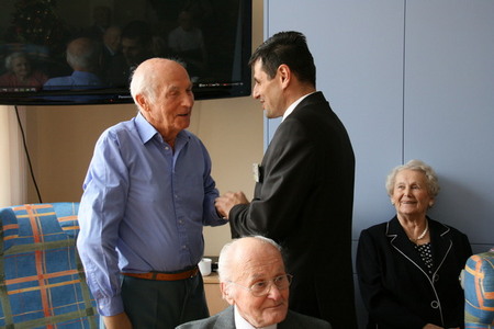  M. Hrbata se zdraví s veteránem 2.světové války V. Korolem 