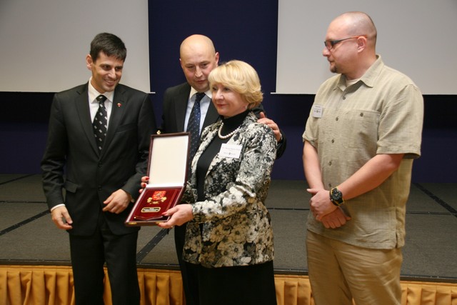  Náměstek ministra obrany pro personalistiku Michael Hrbata se zástupci nadace Regi Base