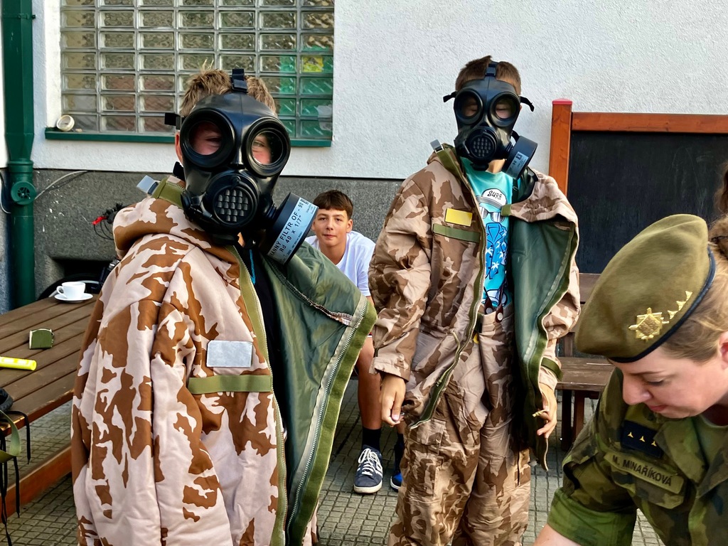  Žáci si vyzkoušeli i protichemické obleky a masky