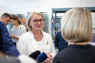Ministryně obrany Černochová navštívila firmu vyrábějící drony podle zkušeností z Ukrajiny