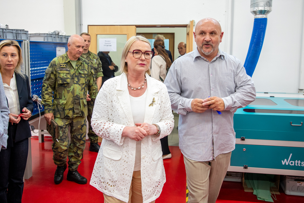 Ministryně obrany Černochová navštívila firmu vyrábějící drony podle zkušeností z Ukrajiny