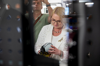 Ministryně obrany Černochová navštívila firmu vyrábějící drony podle zkušeností z Ukrajiny