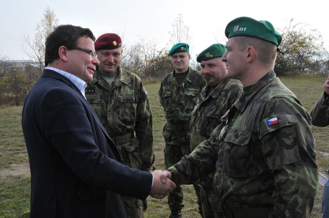 Plukovník Karel Klinovský představil ministrovi své podřízené - praporčík Pavel Hanák je starším instruktorem kurzu základní přípravy